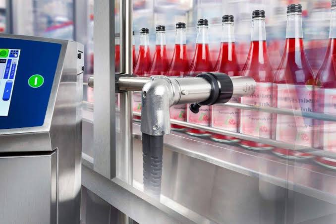 M&aacute;quina de codificaci&oacute;n l&aacute;ser para fabricaci&oacute;n de bebidas.jpg