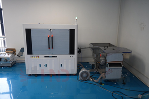 Máquina industrial de codificación láser en línea para tapas de botellas y trazabilidad de envases